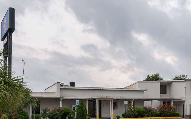 Motel 6 New Orleans, LA - Near Downtown