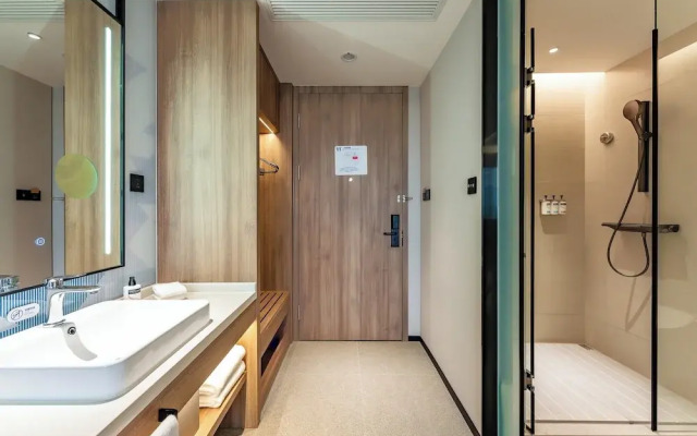 Holiday Inn Express Shanghai Jing'an Temple by IHG