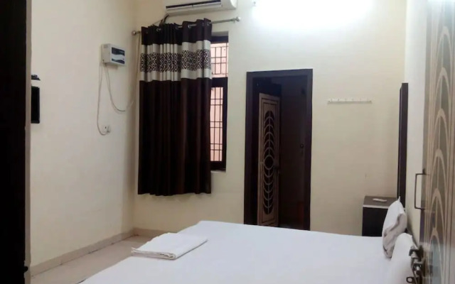 Goroomgo Laddu Gopal Guest HouseMathura