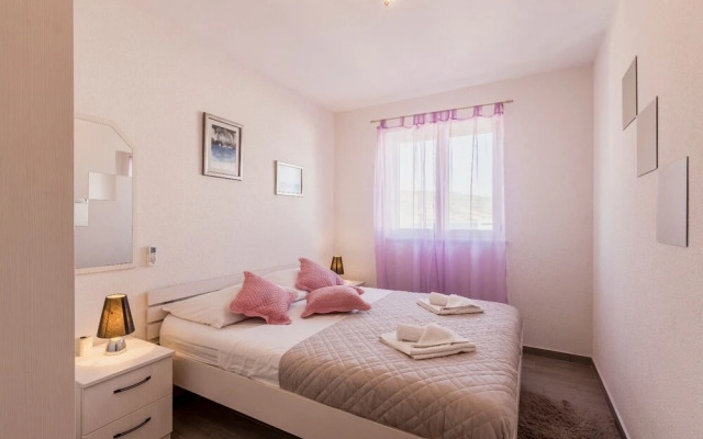 Goldie - 30 m From Beach - H