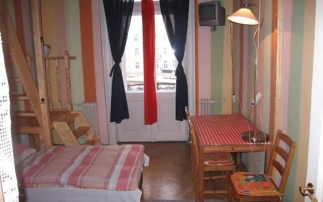 Locomotive Light Hostel & Apartments