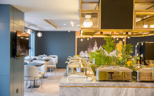 Super 8 Longtan Temple Panda Base Shop