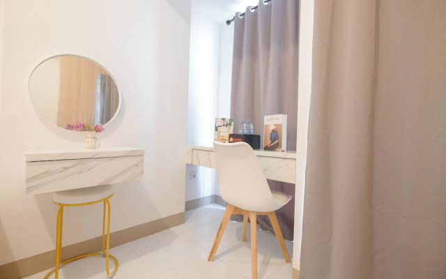 Modern Soft Minimalist Studio At Tokyo Riverside Pik 2 Apartment – Guest Rooms – Jakarta