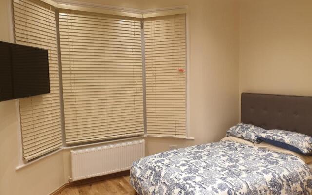 London Luxury Apartments 5 min walk from Ilford Station, with FREE PARKING FREE WIFI