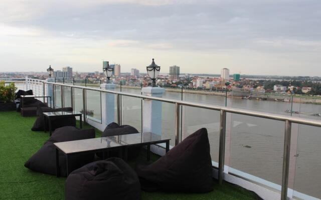 Paragon Central Hotel & Sky Bar