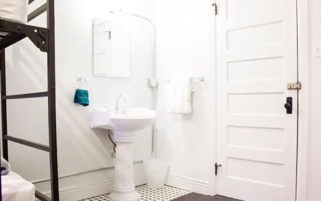 11th Avenue Hostel