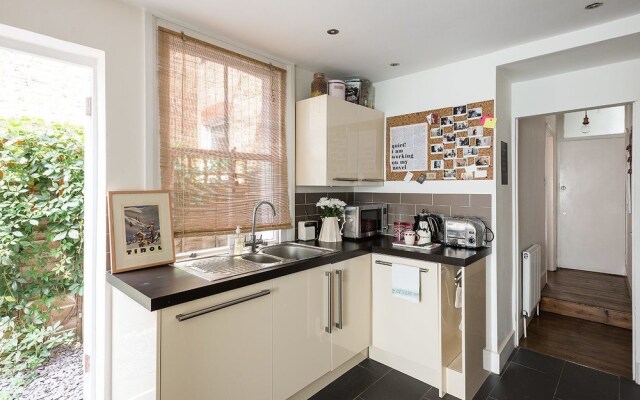 Stylish 1BR Garden Apartment in Earlsfield