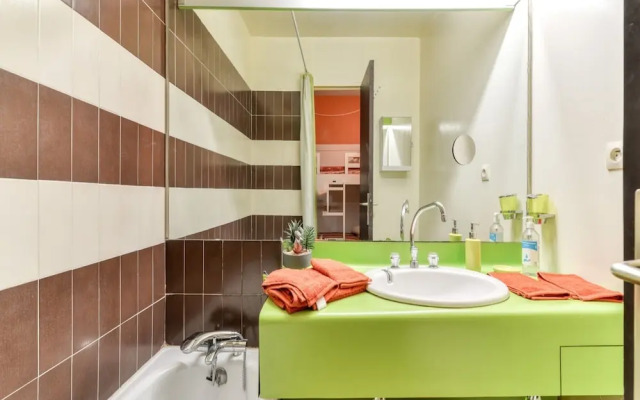 Sunny Apartment by the Sea