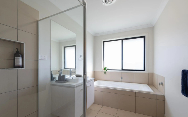 Seabreeze Haven -Wifi, Netflix, pet friendly beach house