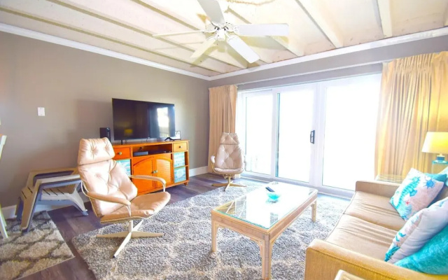 Jada 4H 1 Bedroom Condo by RedAwning