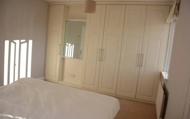 Modern 3 Bedroom Dublin House Near The Sea