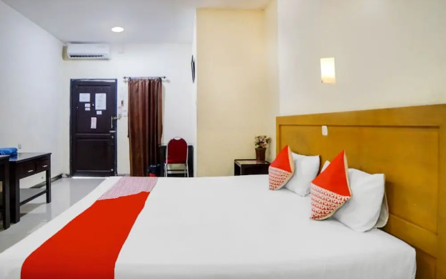 OYO 91878 Cherry Red Hotel
