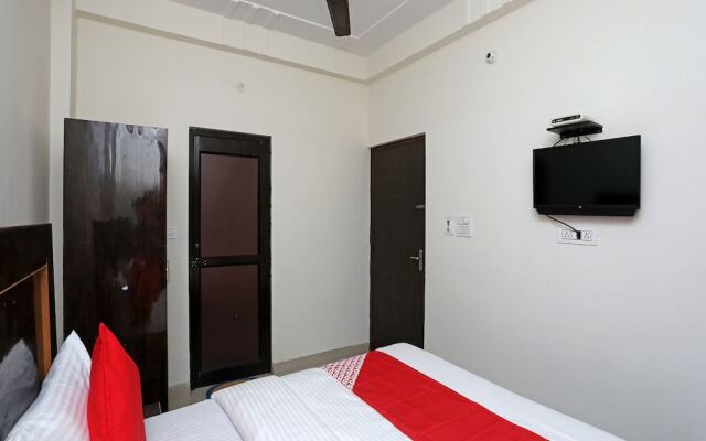 OYO 16815 Hotel Suresha