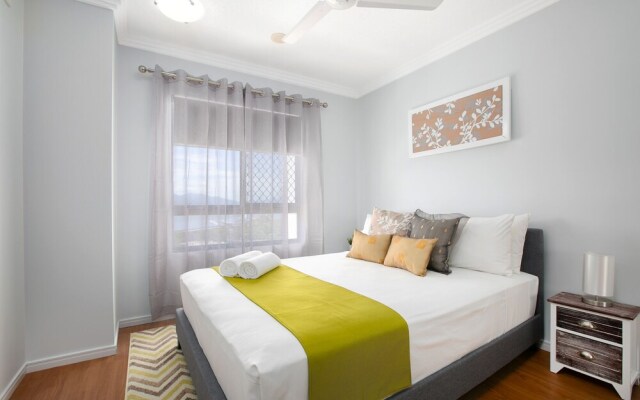 Belle Escapes - Chic City Apartment with Water Views
