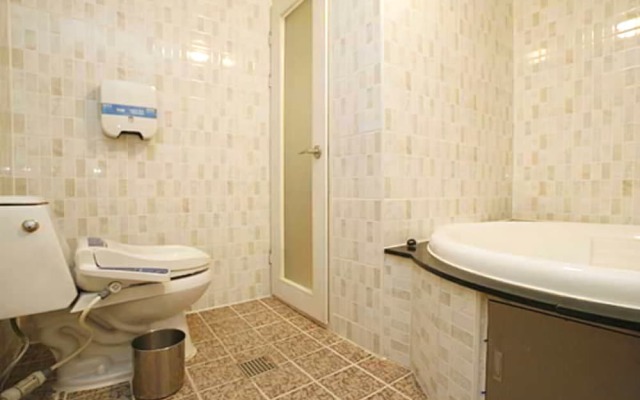 Two Be In Tourist Hotel