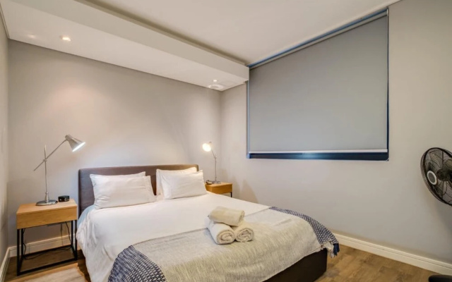 Urban Chic Apartment Close to Waterfront Warwick