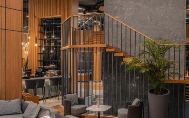 The Norm Collection Door'a