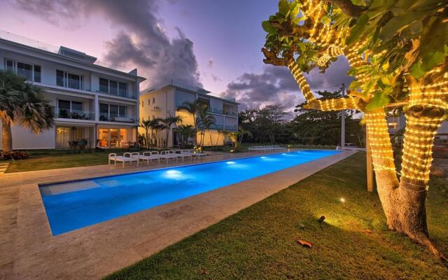 Amazing ocean view apartment with grand pool