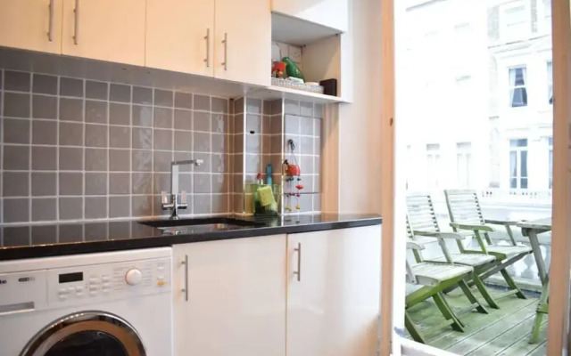 West Kensington Stunning 2 Bedroom Flat With Balcony