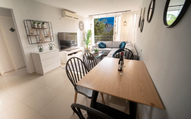 YalaRent Sunora 3BR APT - Families only