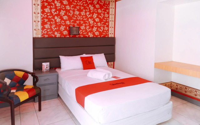 RedDoorz Plus @ Castle Chateau Iloilo