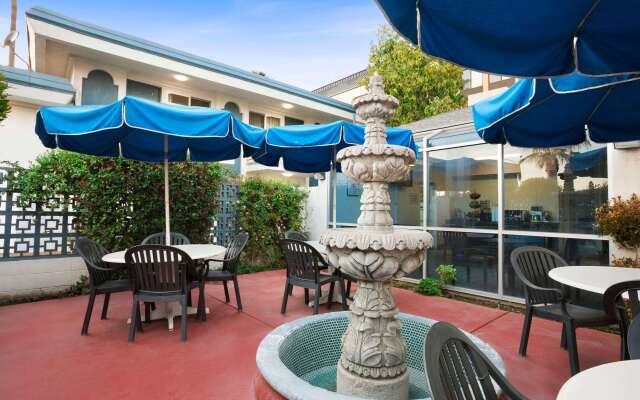 Travelodge by Wyndham Bakersfield