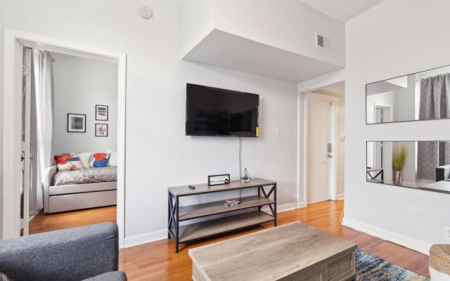 Comfortable Condo In The Heart Of Bronzeville 4 Bedroom Condo by RedAwning