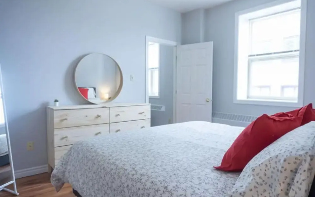 2BR Condo in Heart of Uptown Coffee Wifi