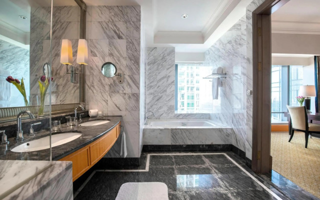The Ritz-Carlton Jakarta, Mega Kuningan