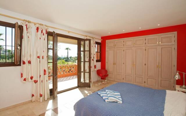 Holiday villa with 5 bedrooms, private pool, Nueva Andalucia, Marbella