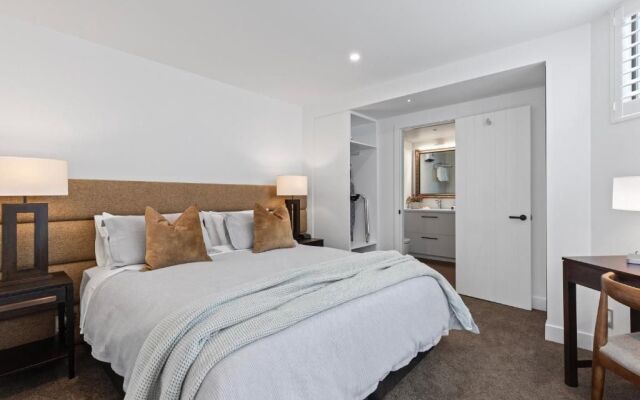 Queenstown House Luxury Lakeside Apartments