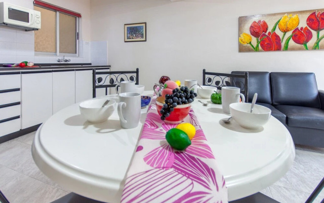 Pool and Sea, charming Merill Apart 3