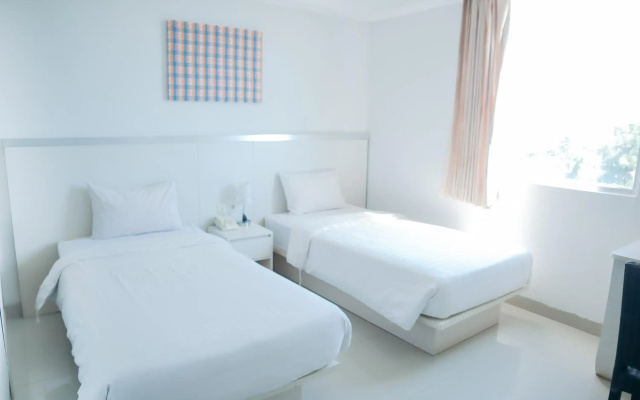RedDoorz Plus At Grand Sayang Park Hotel Makassar