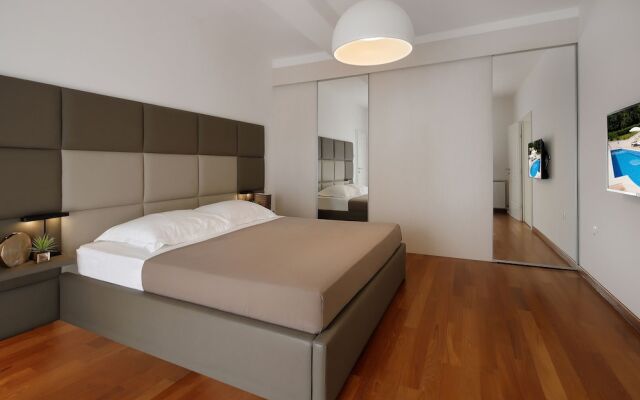 Apartment Garden with Swimming Pool