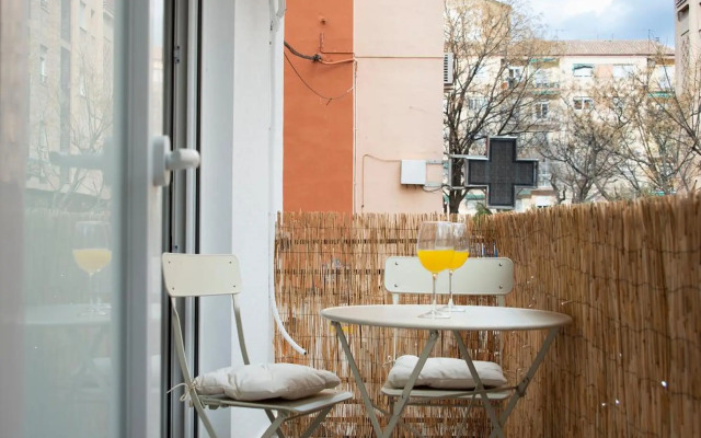 Duerme junto a la Plaza de Toros de Granada.