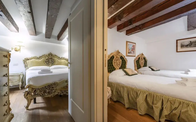 Gondola Luxury Apartment by Wonderful Italy