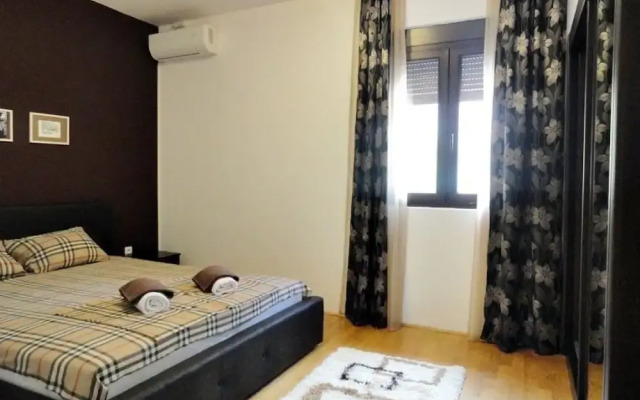 Center Budva Holiday Home