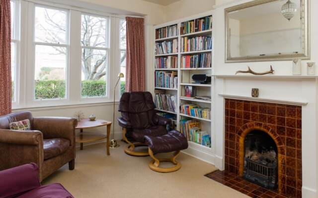 Luxury Escape with Garden and Parking