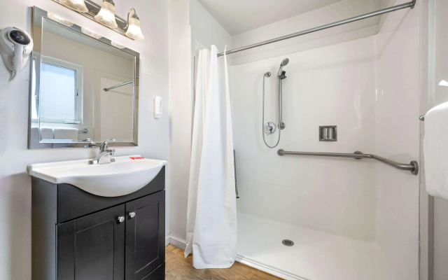 Econo Lodge Inn & Suites Heavenly Village Area