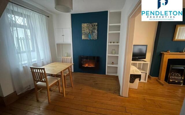 Cosy 2 bed property Contractor and Leisure Stays