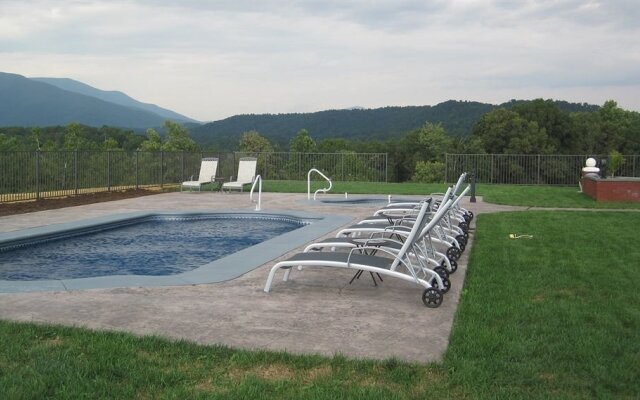 The Inn At Indian Creek & Indian Creek Bed and Stable