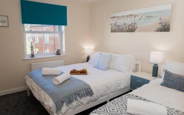 Lovely 2-bedroom Seaside Retreat with Free Parking