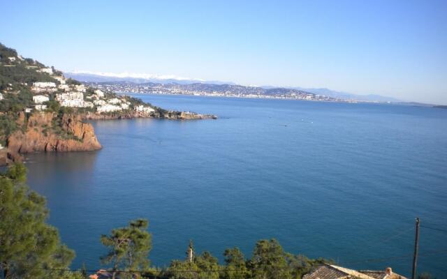 villa moderne avec terrasse et magnifique vue mer