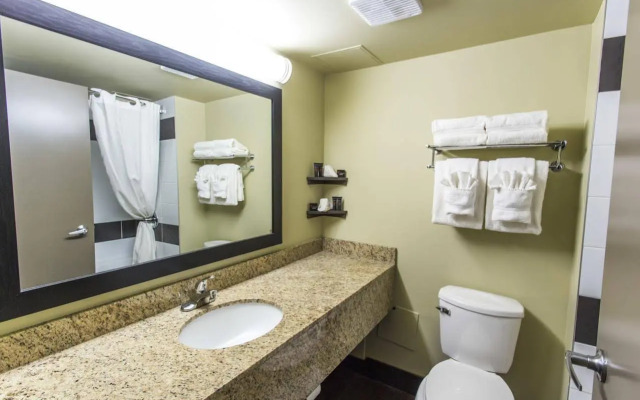 Ramada By Wyndham Edmonton Yellowhead Nw