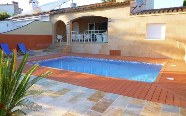 4 Bedroom Villa With Pool In The Channel Of Empuriabrava