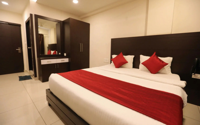 OYO 15909 The Traders Hotel