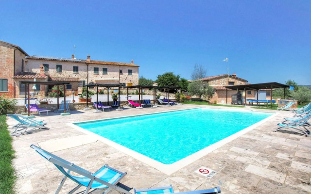 Vintage Farmhouse with Pool in Asciano