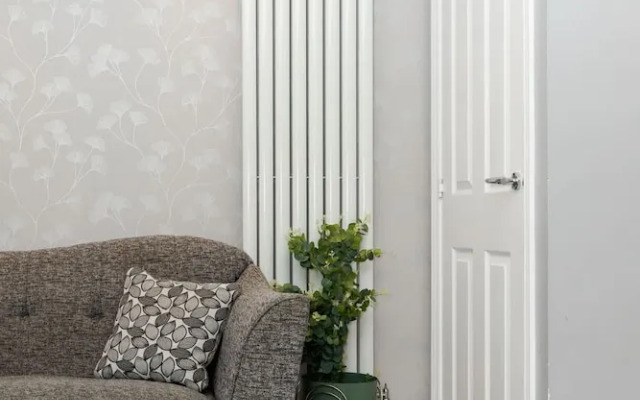 3 Bedroom House-private Parking