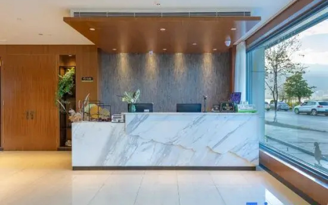 Dali Sugar Sea View Hotel (Erhai Park High-Speed Rail Station Branch)