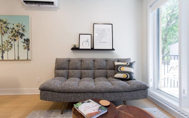 Perfect 2 Bdr, 2 Bath Landing for the Family